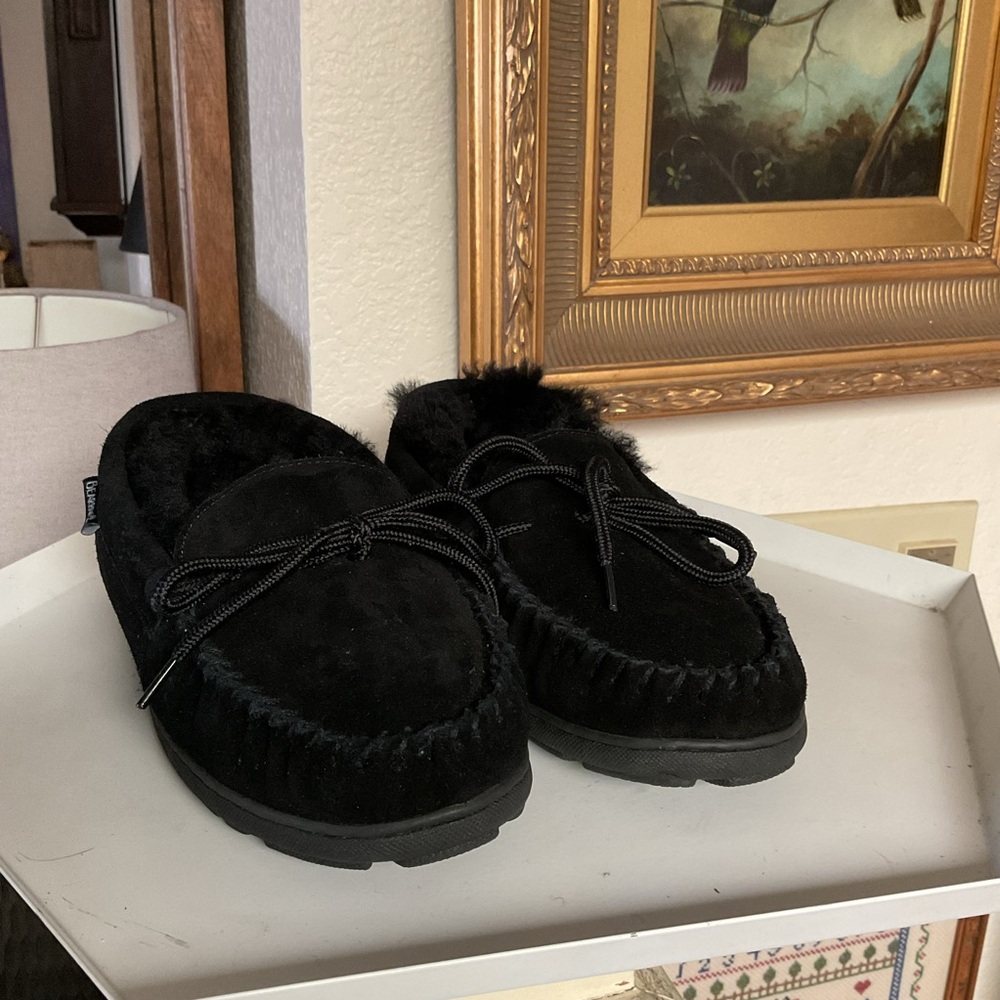 BEARPAW WOMENS SUEDE MINDY MOCCASIN SLIPPERS SHEEP SKIN LINING BLACK SIZE 9 NWOT